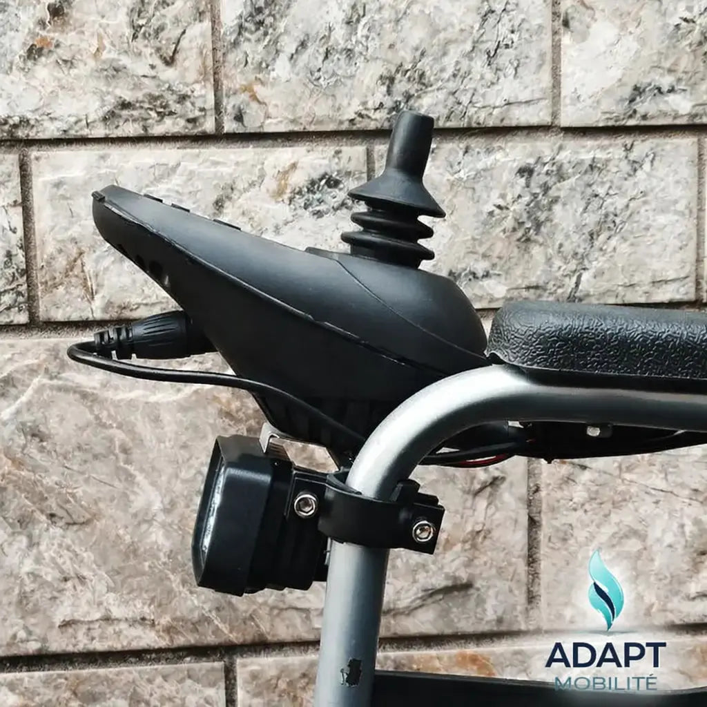 Éclairage LED Fauteuil Roulant Électrique – Puissance & Sécurité Nocturne ADAPT MOBILITE